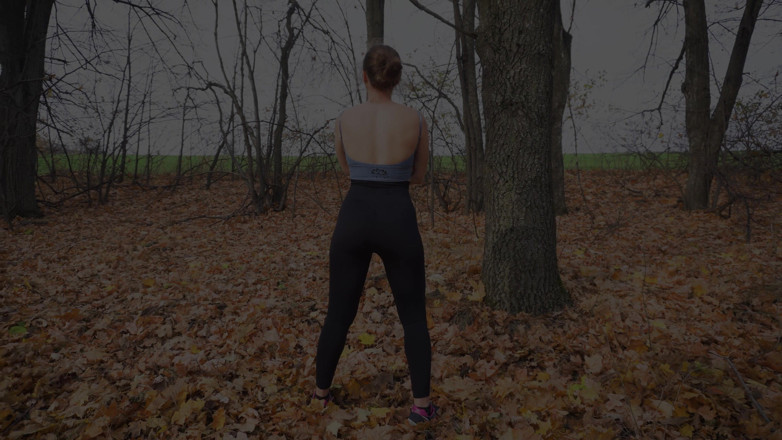 Teasecombo 4K: Fit MILFka v těsných černých legínách škádlí sexy zadek