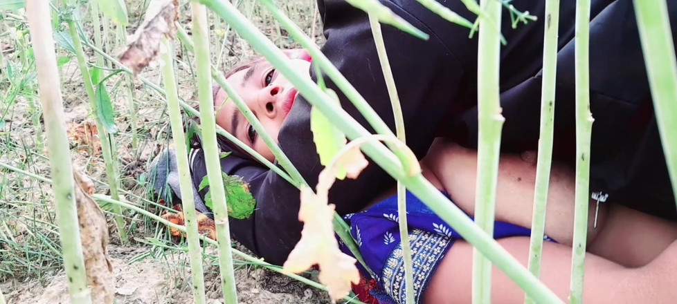 Renudbf: सरसो के खेत में आउटडोर गाँव की देशी लड़की