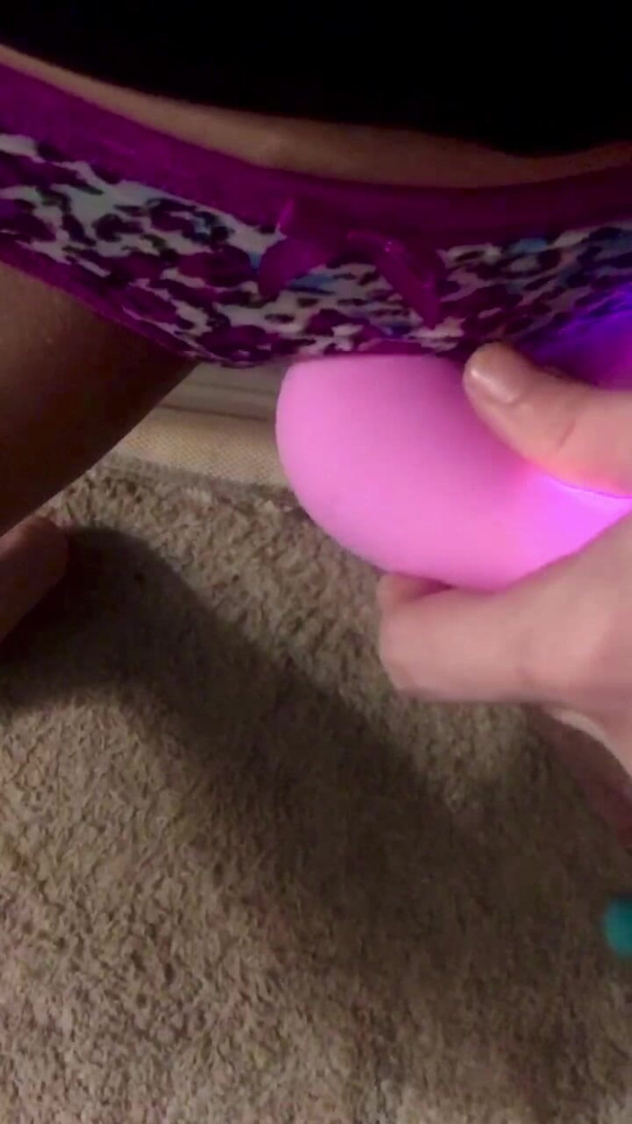 Tabitha Hoots: Moglie sexy si bagna la figa prima che il marito...