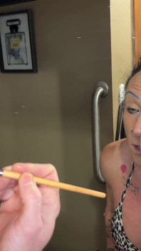 Espirrando através da makeupkandy é alérgico a glamour
