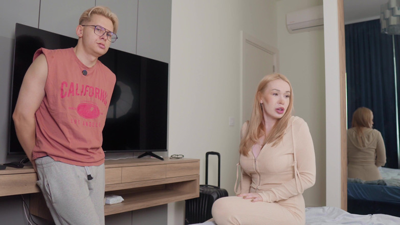 Toma Mur: Nevlastní syn stříká do kundičky nevlastní mámy v hotelu, sdílení...