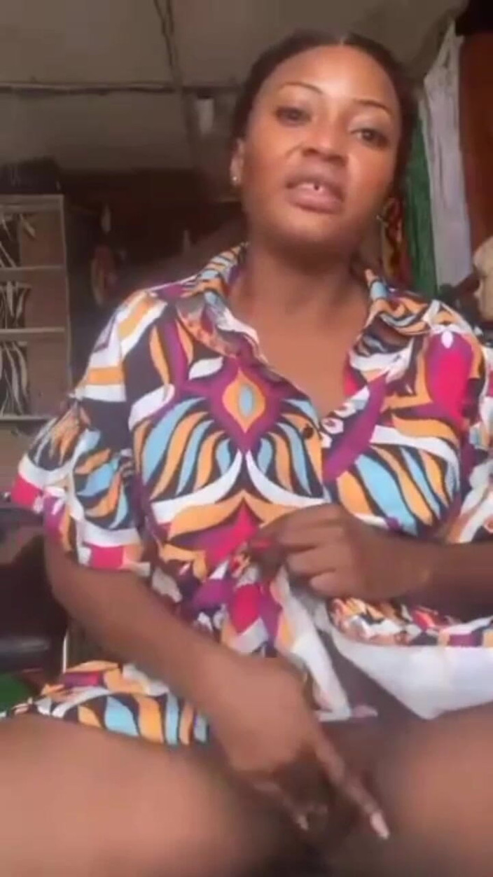 Me and my new slut: Публичная мастурбация возбужденной мамы, играющей ее толстую киску в ее магазине для ее любовника