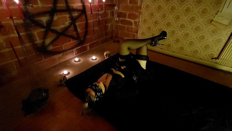 EliAndAdam: Kitty panas bermain dengan bola