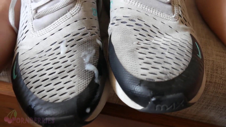 Ethan Alex: Nike Air 270 - Schuhjob, sockenjob und abspritzen auf schuhe