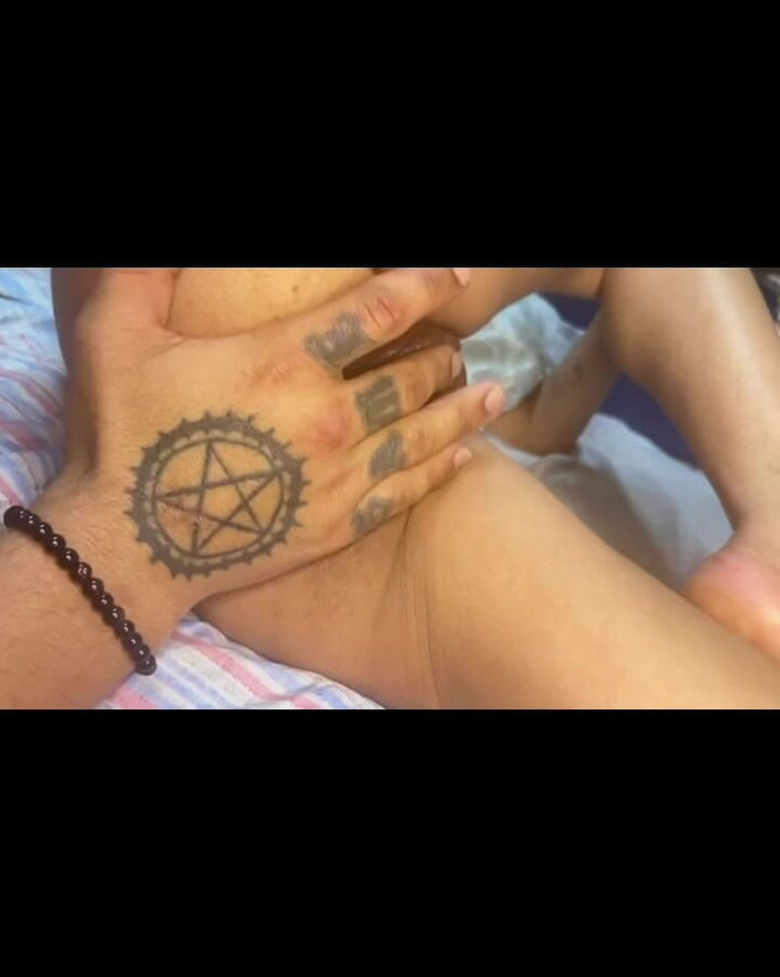 Bruna Belline: VELKÉ ČERNÉ Péro zlobivá s pulzujícím ptákem mě kouří, prstí a...