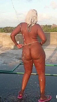 Un gros cul twerke à poil sur le toit