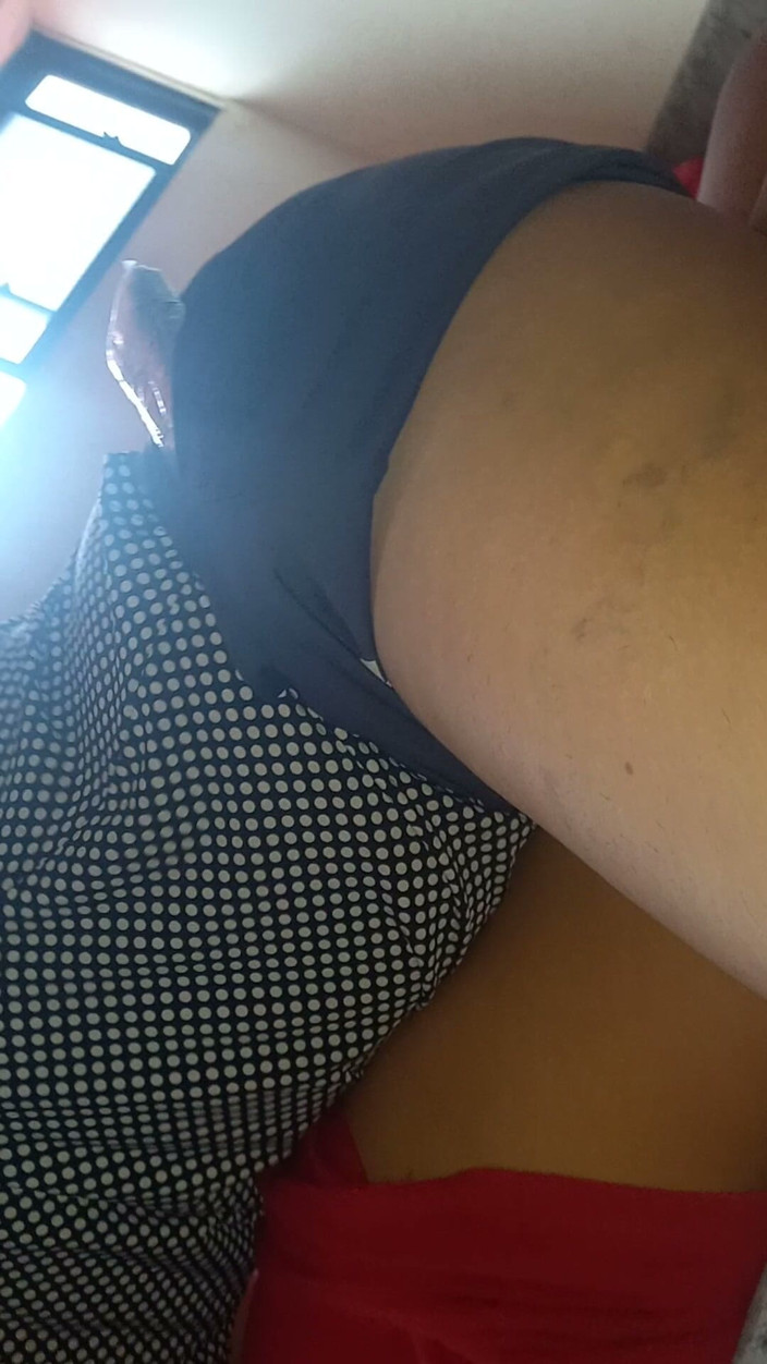 Eatrella j: Mama mea vitregă îmi suge pula, apoi stă pe pula mea