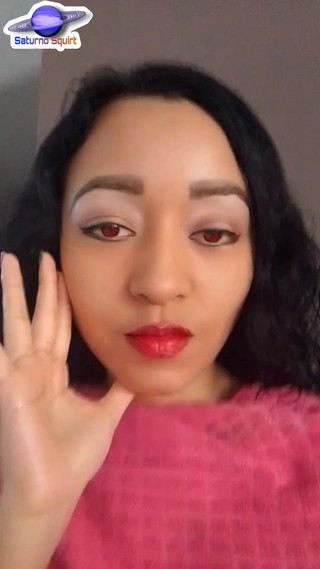 Saturno Squirt: Saturno squirta i suoi occhi rossi, mentre un vampiro sexy...