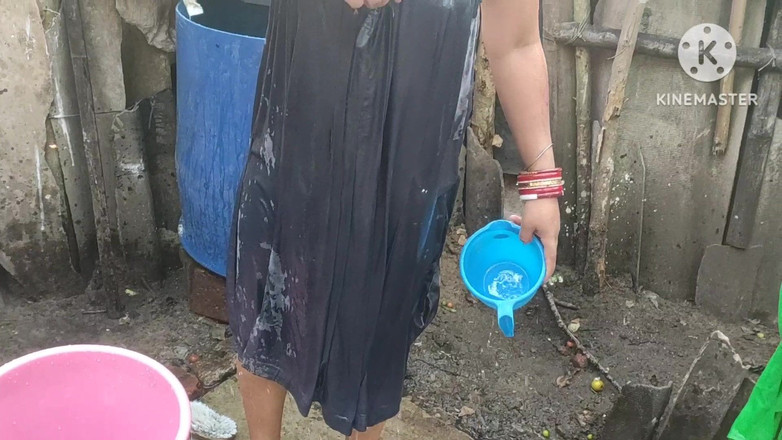 Anita yadav: Si matang suka mencurah air pada dirinya dengan pakaian