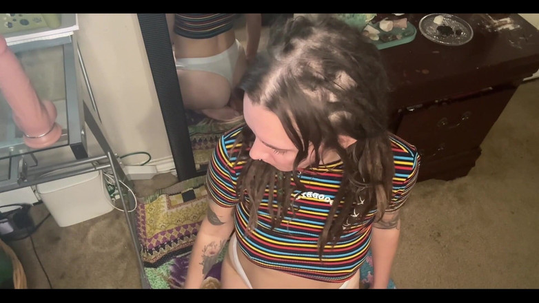 Chery Trees: Geile brünette raucht und reitet dildo