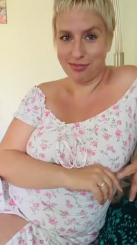 Instrukce k honění na gauči: Německá MILF přebírá kontrolu nad tvým penisem