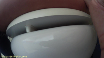 SophiaSmithUK: Sophia wyciska zdesperowaną tinkle w en suite
