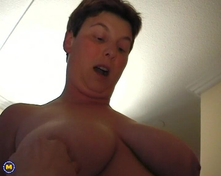 Mature NL: Ibu rumah tangga dewasa Belanda dengan pantat aduhai dan toket...