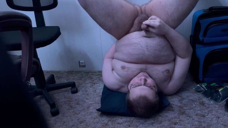 Chubbybidude: Chubby gay guy cums in his own mouth