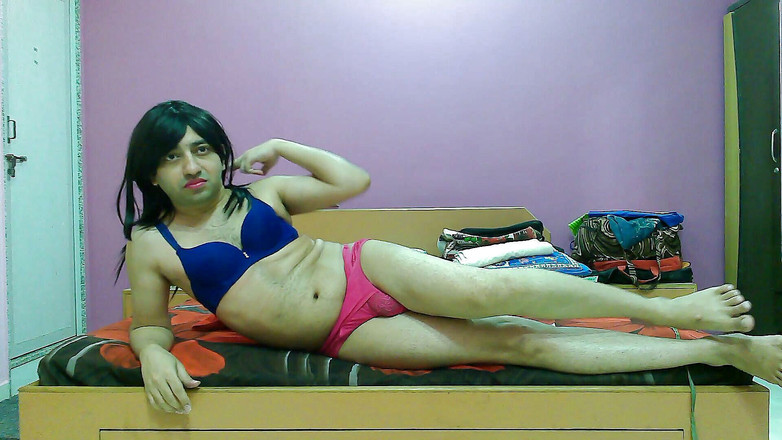 Cute & Nude Crossdresser: 甜美的娘娘腔变装者 femboy 甜棒糖在网络摄像头前射精。
