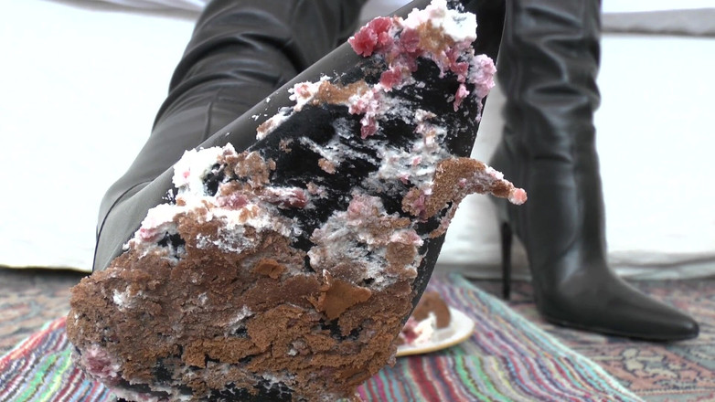 Lady Victoria Valente: Stăpână care fumează și desert delicios de la tălpile cizmelor, clip...