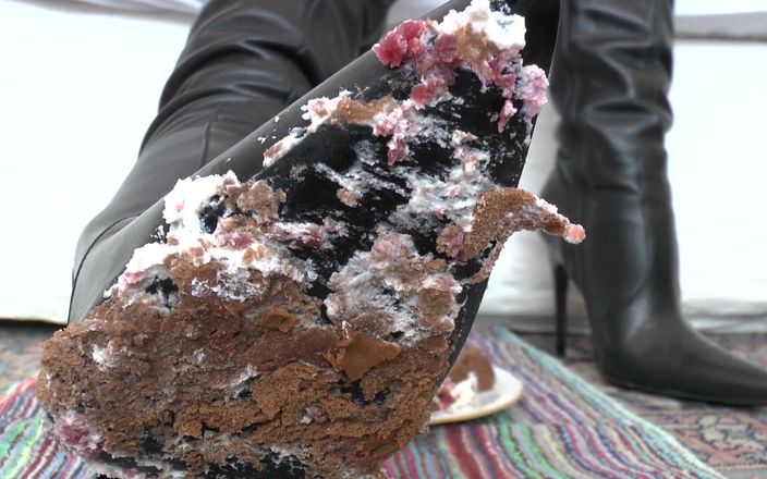 Lady Victoria Valente: Une maîtresse qui fume et un délicieux dessert au dessous...