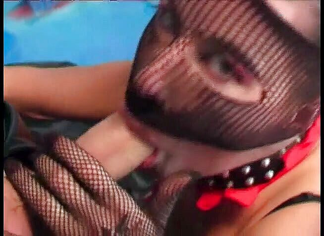 Fetish Desire: Fetisch-mädchen in lederstiefeln und netzmaske in den arsch gefickt