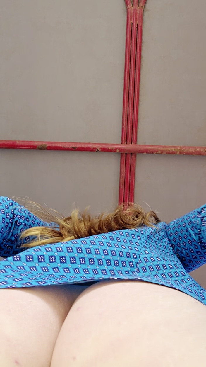 NaughtyRedFarmgirl: Zrzka se předvádí v poloze na koni Nahá v košili