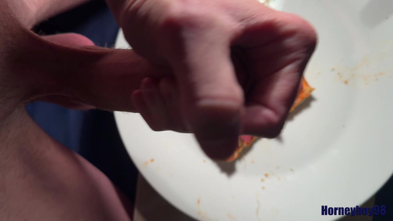 Horneyboy98: Twink postříká na jeho pizzu