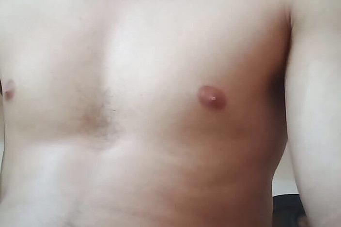 Gangbang straight: Louis se fait lécher les seins