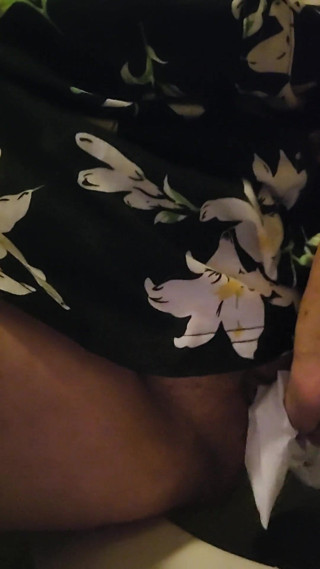 EliteLadyS: Zlobivá americká MILF čůrá ve venkovní show