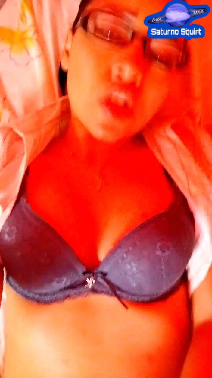 Saturno Squirt: 既婚Saturno潮吹きは、彼がたくさんうめき声をあげながら、赤い部屋で彼女の才能のある18歳の学生をファックします