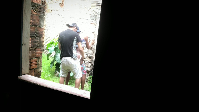 MiguellTrajano: Người đàn ông giao hàng theo dõi khách hàng đến một lô đất bị...