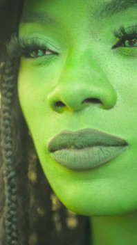 Ana Foxxx se folla a Kenna James con un consolador verde gigante y se corren juntos, parodia de cosplay porno