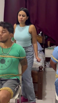 Lucrul în echipă cu dominatoare feminine face ca cel mai bun vis de robie să funcționeze