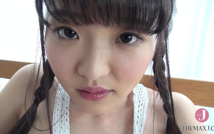 Tokyo Bikini College: Roztomilá Japonka Petite dostane obrovský výstřik na prsa po pov...
