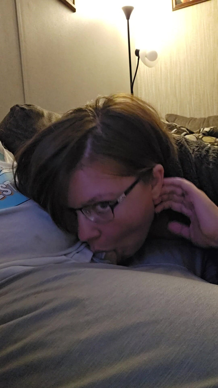 Funhousewife69: Il mange un tarte aux pommes, je suce sa bite...