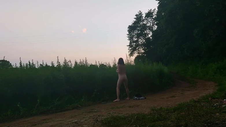 MissPopa: I Undress by the Roadside and Touch My Pussy