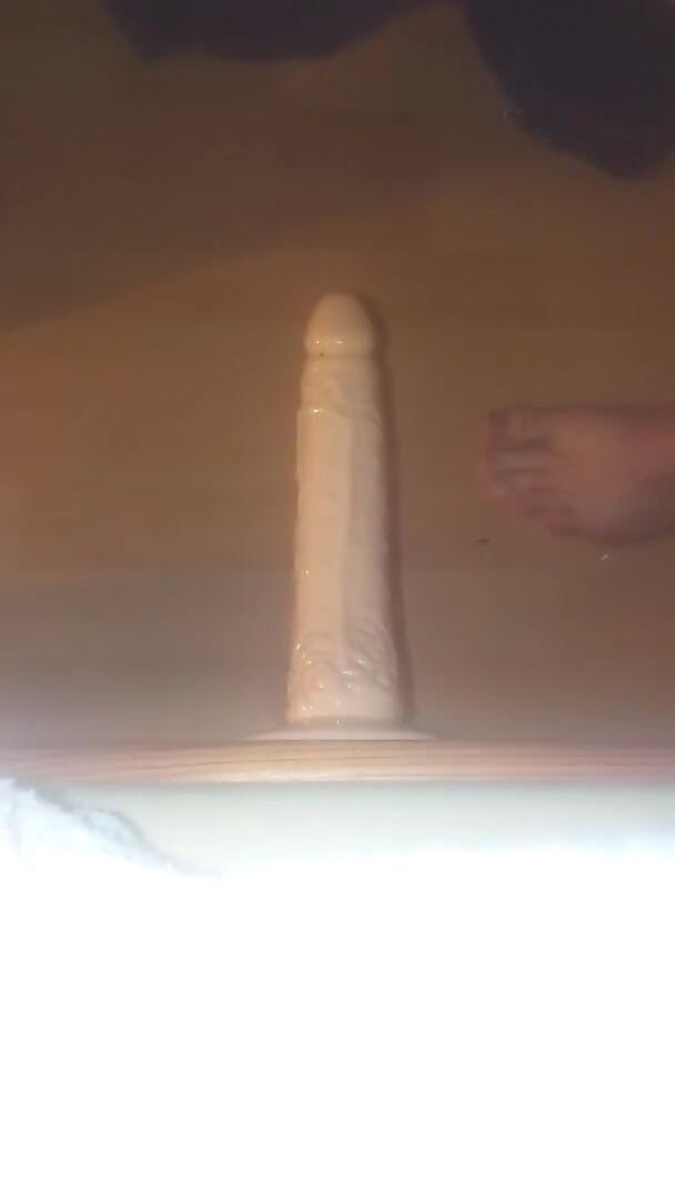 Sweethole: Cavalco il mio primo delizioso dildo