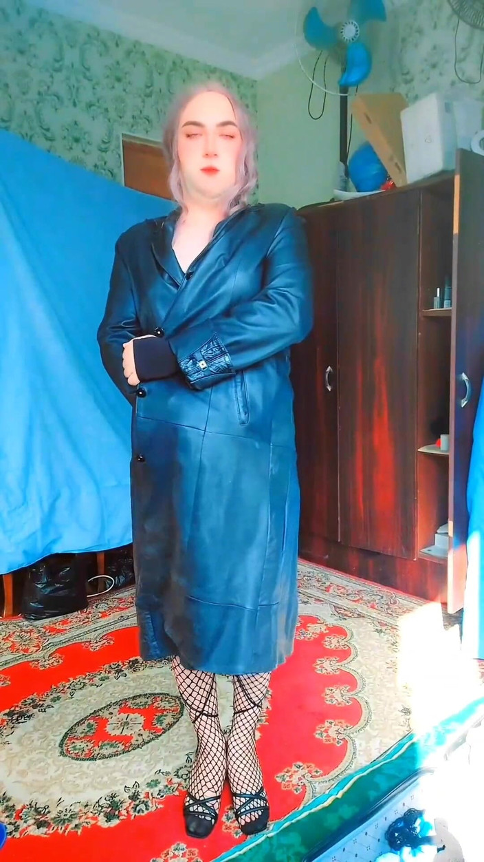 Kitty_Cross: Americká vysoká škola Shemale se tajně promění v dívku ve svém...