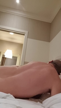 Weelderige milf wordt geneukt in het hotel