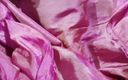 Satin and silky: Satin seiden-handjob Porno - Schwanzkopf reiben mit pink schattiertem Satin, seidiges...