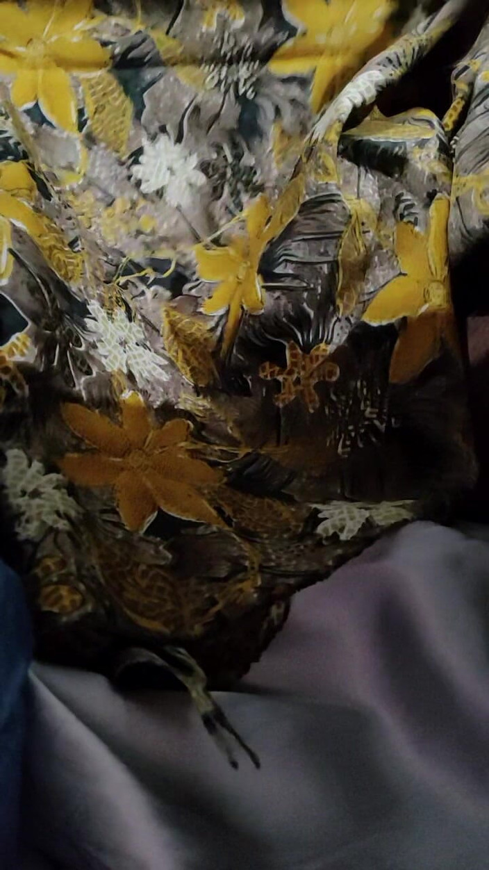 Satin And Silky: Saténové hedvábné honění porno - Tření čůráka s žlutým tiskem Satén Silky Salwar...