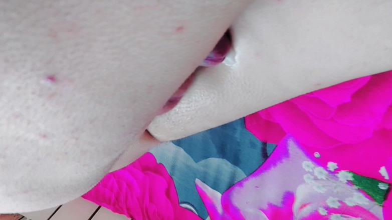 Kitty_Cross: Waria cantik lagi asik berpose dengan karangan bunga pink roses