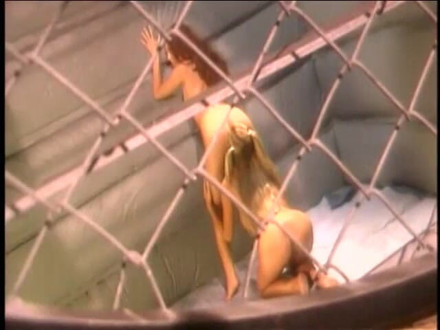 Girl on Girl: 두 명의 거유 아름다운 레즈 창녀가 서로 쪼이는 쪼이는 엉덩이를 가지고 노는