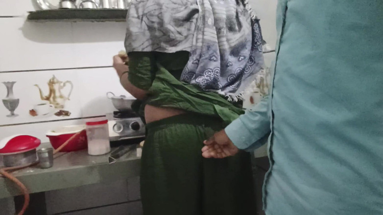 Bhabhi UP: 義理の妹が料理している間に指でお尻を触っていました。