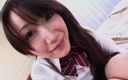 Horny Asian girls: 彼女は18歳で、宮崎真央は毛むくじゃらのマンコとファックが好きな小さな胸を持つ日本のふしだらな女です