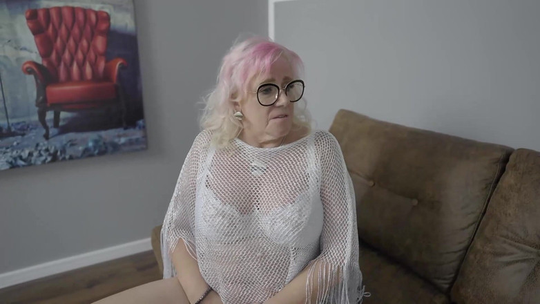 Old & Young: 近所の男の子は、エッチなおばあちゃんがディルドを犯しているのを見ます。