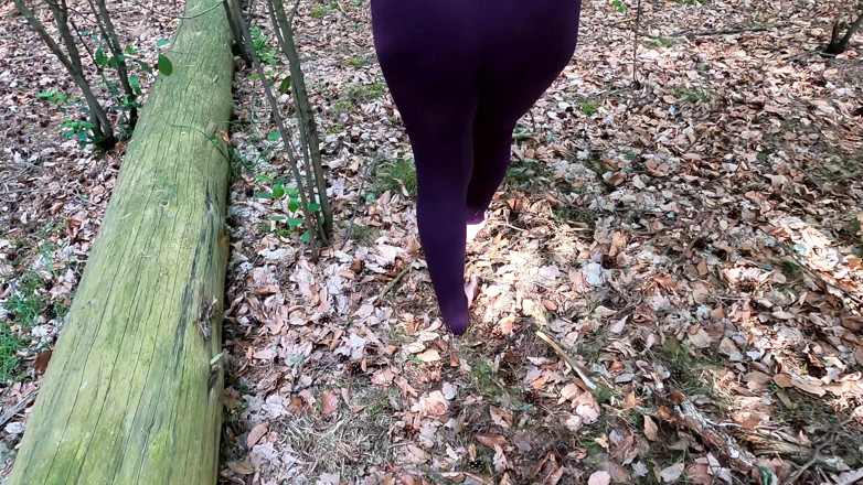 Bouncy Tits Action: Compleet naakt in het bos - haar vagina en tieten slaan