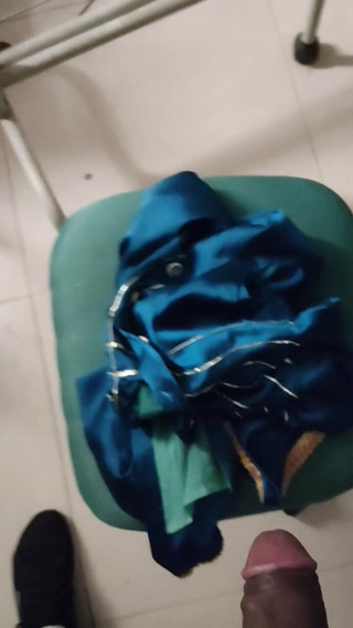 Satin And Silky: Saténové hedvábné honění porno - sestřička v saténovém obleku honění v šatně 12