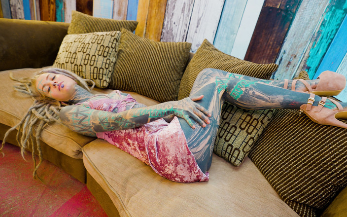 Z-Filmz: Sexy altes dreadhead-mädchen reitet einen großen schwanz mit ihrem arsch