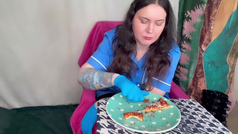 MissFFW: Infermiera donna donna mangia dopo una lunga giornata