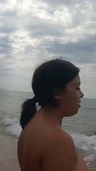 Vollbusiges spanisches mädchen fickt an einem strand, während sie zuschauen