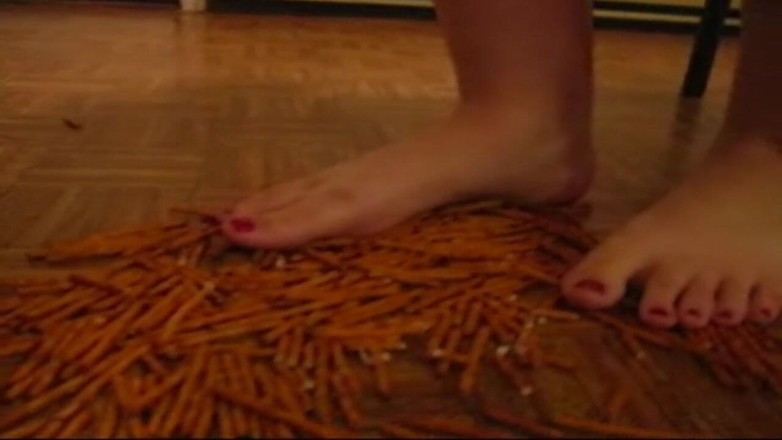 Sexy Amateurz: Crushing pretzels
