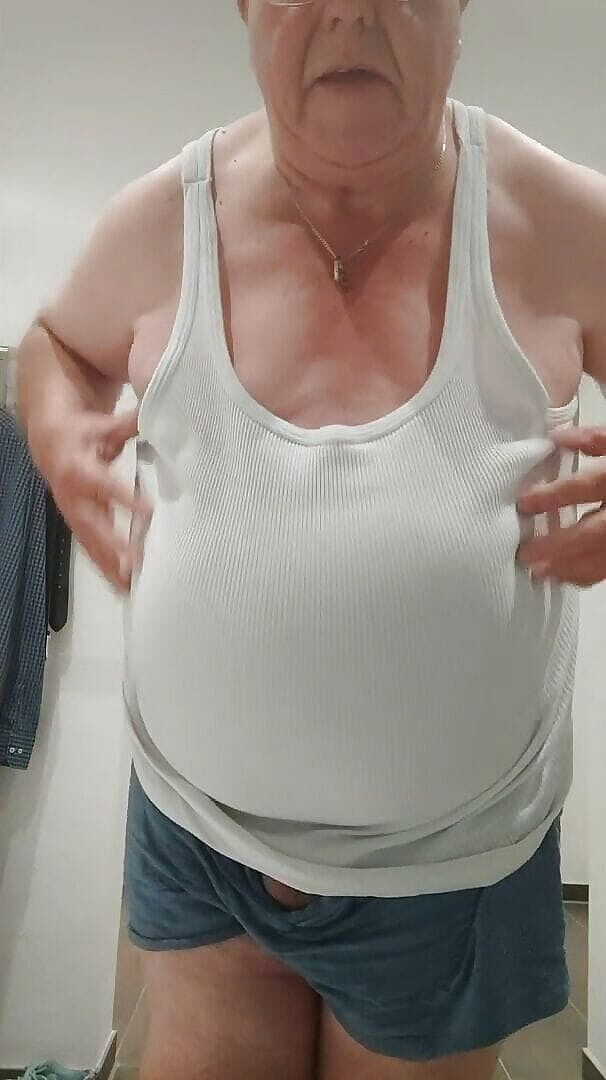 Karlchengeil: E-stim, pás a dobré vibrace